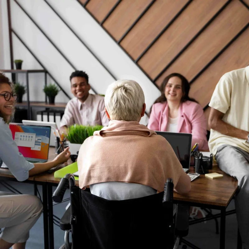medium-shot-smiley-colleagues-work